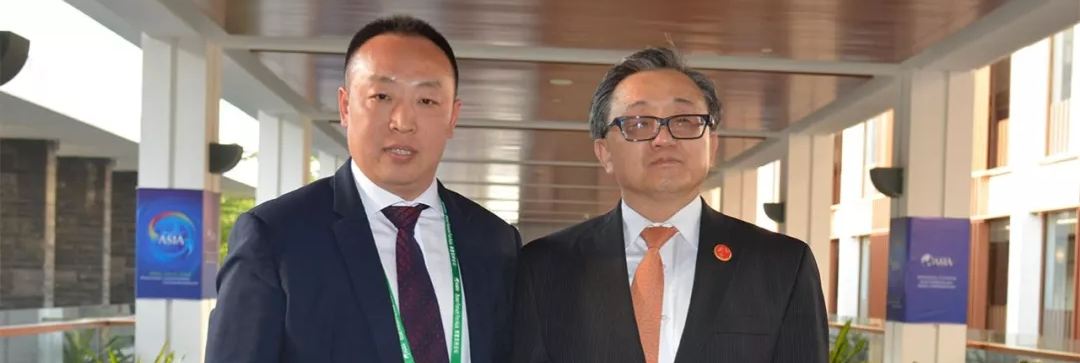 大鸡巴日逼老司机日逼视频免费联合国副秘书长刘振民和赵章栓会长在博鳌亚洲论坛亲切交"